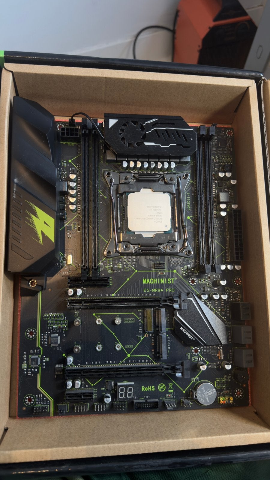 Machinist E5 MR9A PRO + Intel Xeon E5-2670 v3 processor, Ophalen of Verzenden, Zo goed als nieuw, DDR4