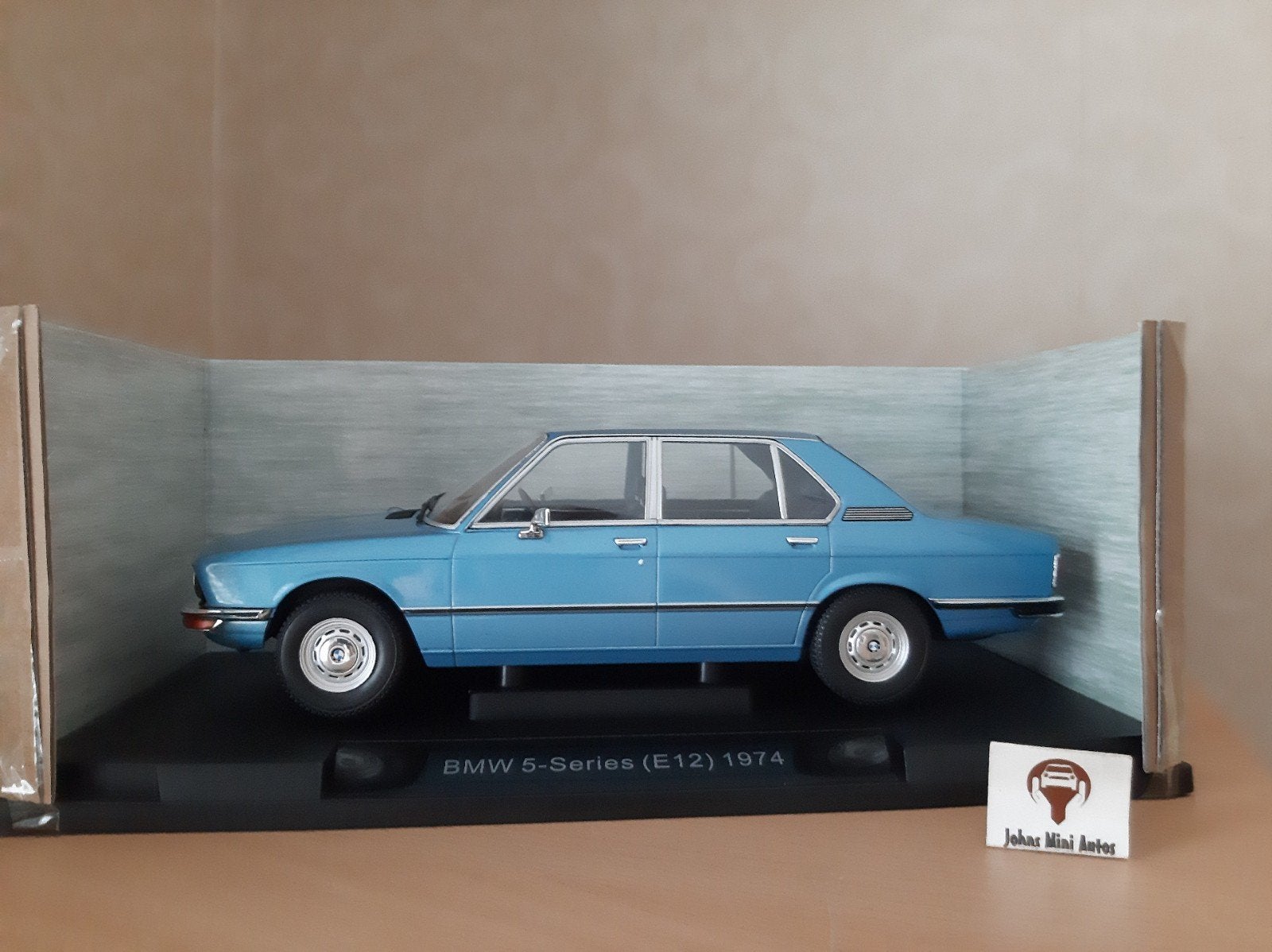 BMW 5-serie (E12) 1974 lichtblauw van MCG 1:18, Hobby en Vrije tijd, Overige merken, MCG, Auto, Nieuw