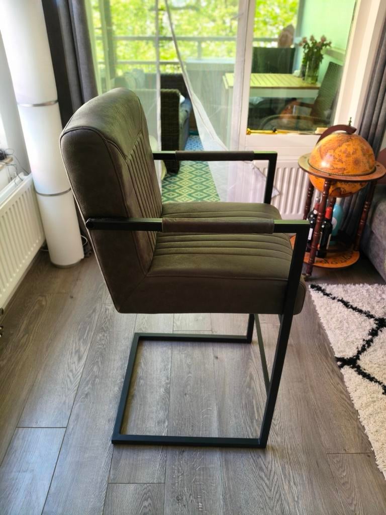 2x Eetkamerstoel met armleuning - Zithoogte 72cm, Ophalen, Twee, Bruin, Zo goed als nieuw