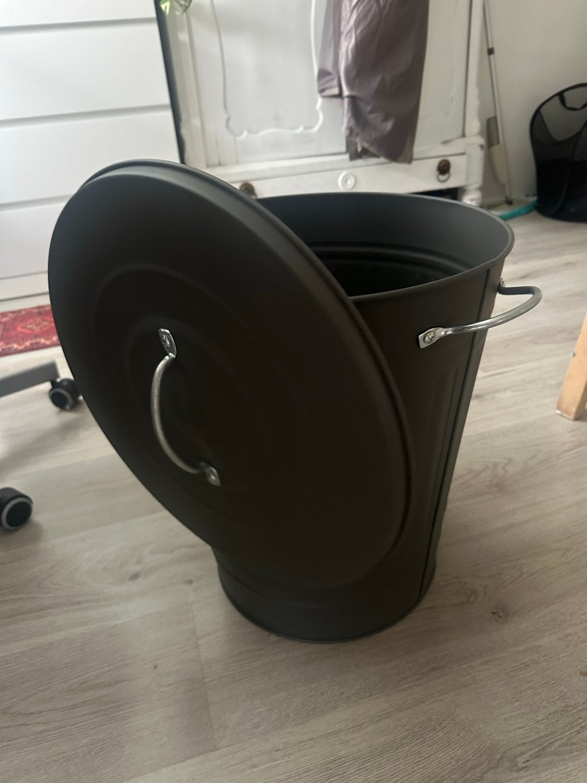 Stijlvolle donkergrijze metalen bak  met deksel, 20 tot 30 liter, Ophalen, Zo goed als nieuw, Metaal