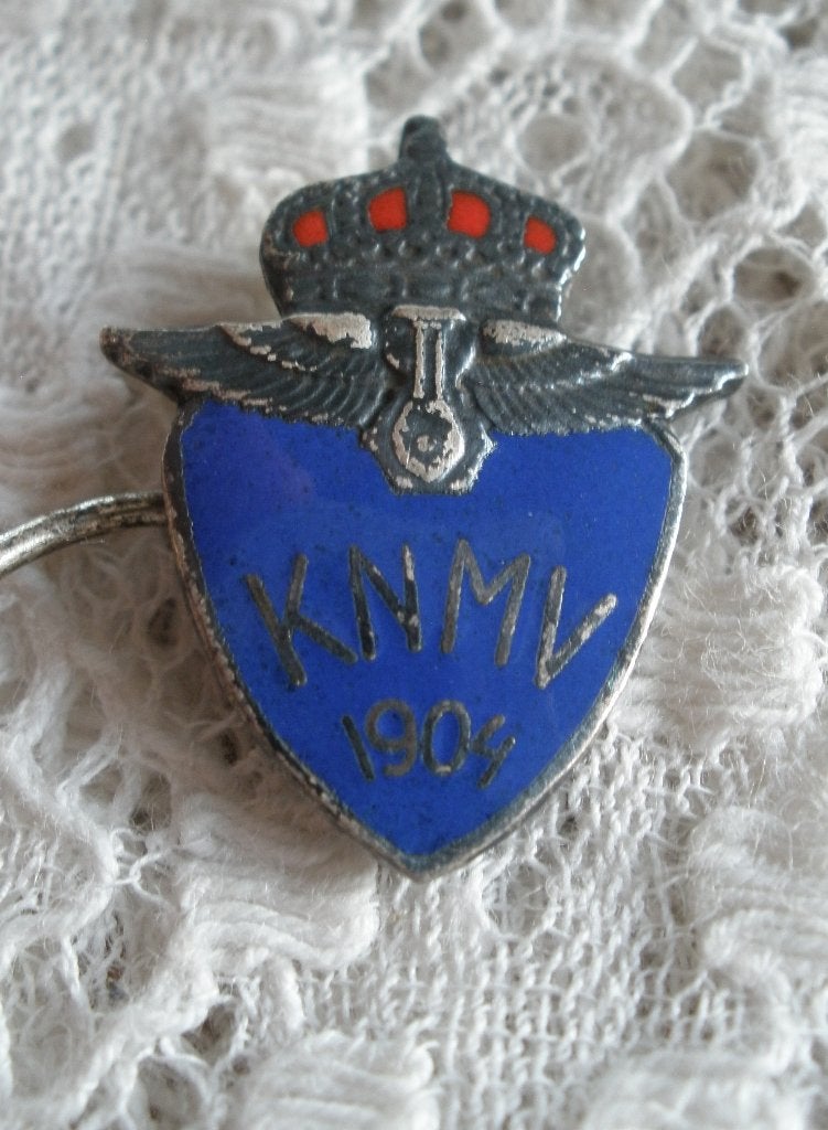 Motorbond K.N.M.V. 1904 geëmailleerd speldje, Verzamelen, Ophalen of Verzenden, Gebruikt, Overige onderwerpen, Speldje of Pin