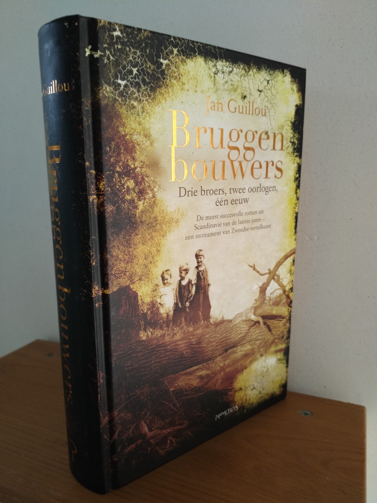 Bruggenbouwers - Jan Guillou (Hardcover), Boeken, Romans, Gelezen, Europa overig, Jan Guillou, Ophalen of Verzenden