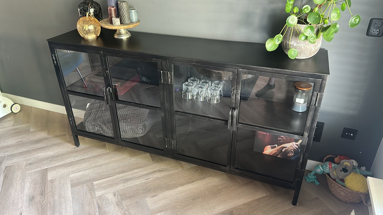 Groot industriëel dressoir – zwart ijzer & glas – 180 cm