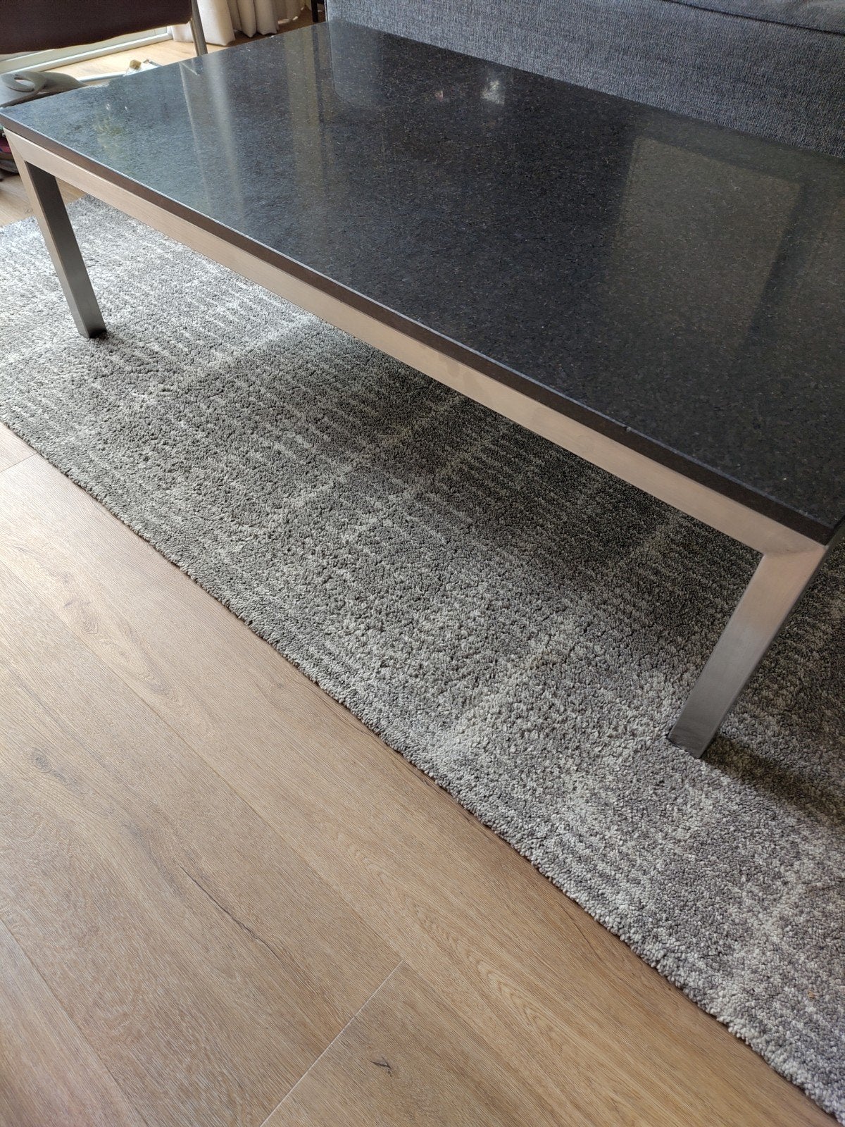 Moderne salontafel met granieten blad en metalen onderstel, Ophalen, Gebruikt, 100 tot 150 cm, Overige materialen