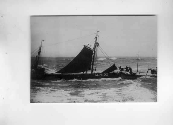 scheepvaart-VISSERIJ-SCH102-stranding/zinken-reddingboot, Verzamelen, Scheepvaart, Ophalen of Verzenden, Zo goed als nieuw, Boek of Tijdschrift