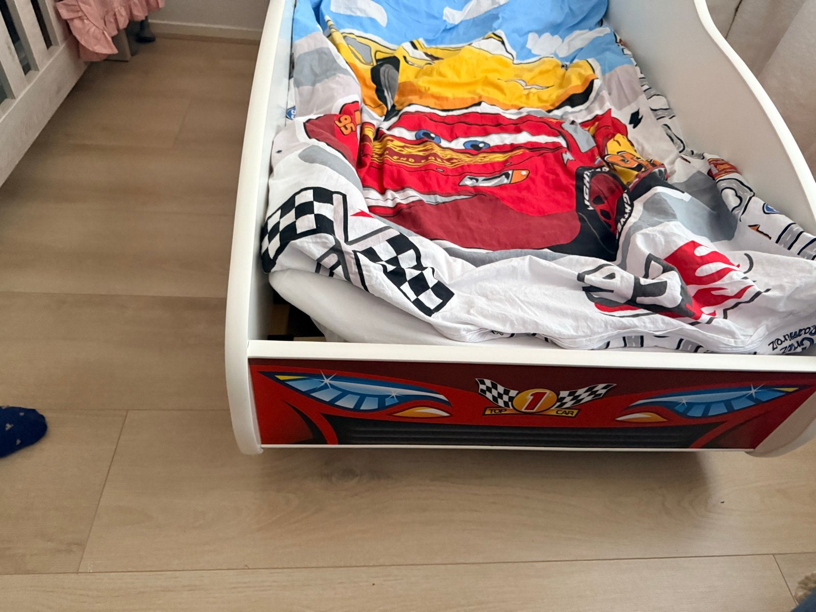 Peuterbed Cars met matras en beddengoed Zo goed als nieuw, Kinderen en Baby's, Kinderkamer | Bedden, Ophalen, 70 tot 85 cm, 140 tot 160 cm