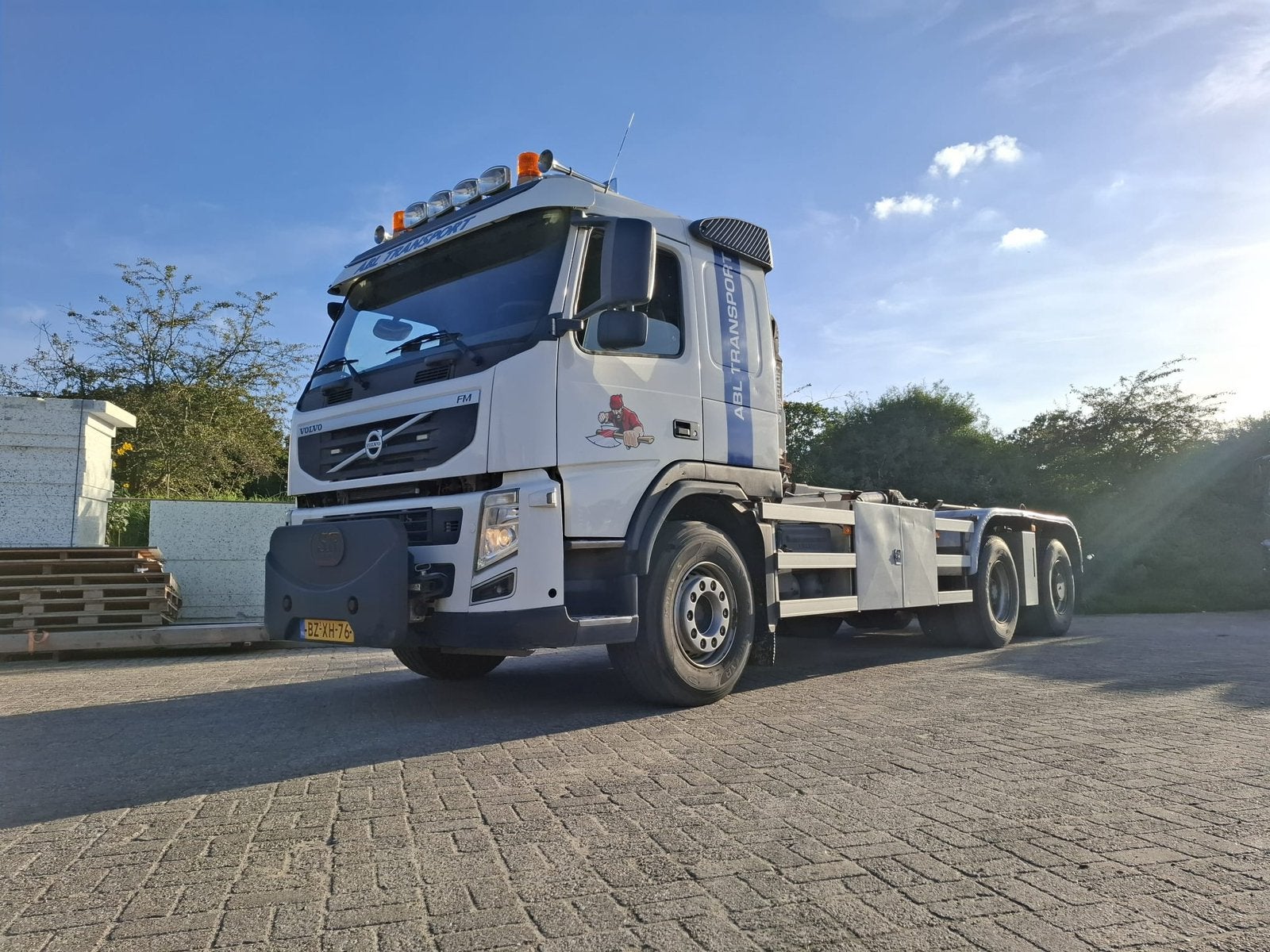 Te koop: Volvo FM 6x4 R / 420 pk met multilift haakarm, Automaat, Euro 6, Leder en Stof, Wit