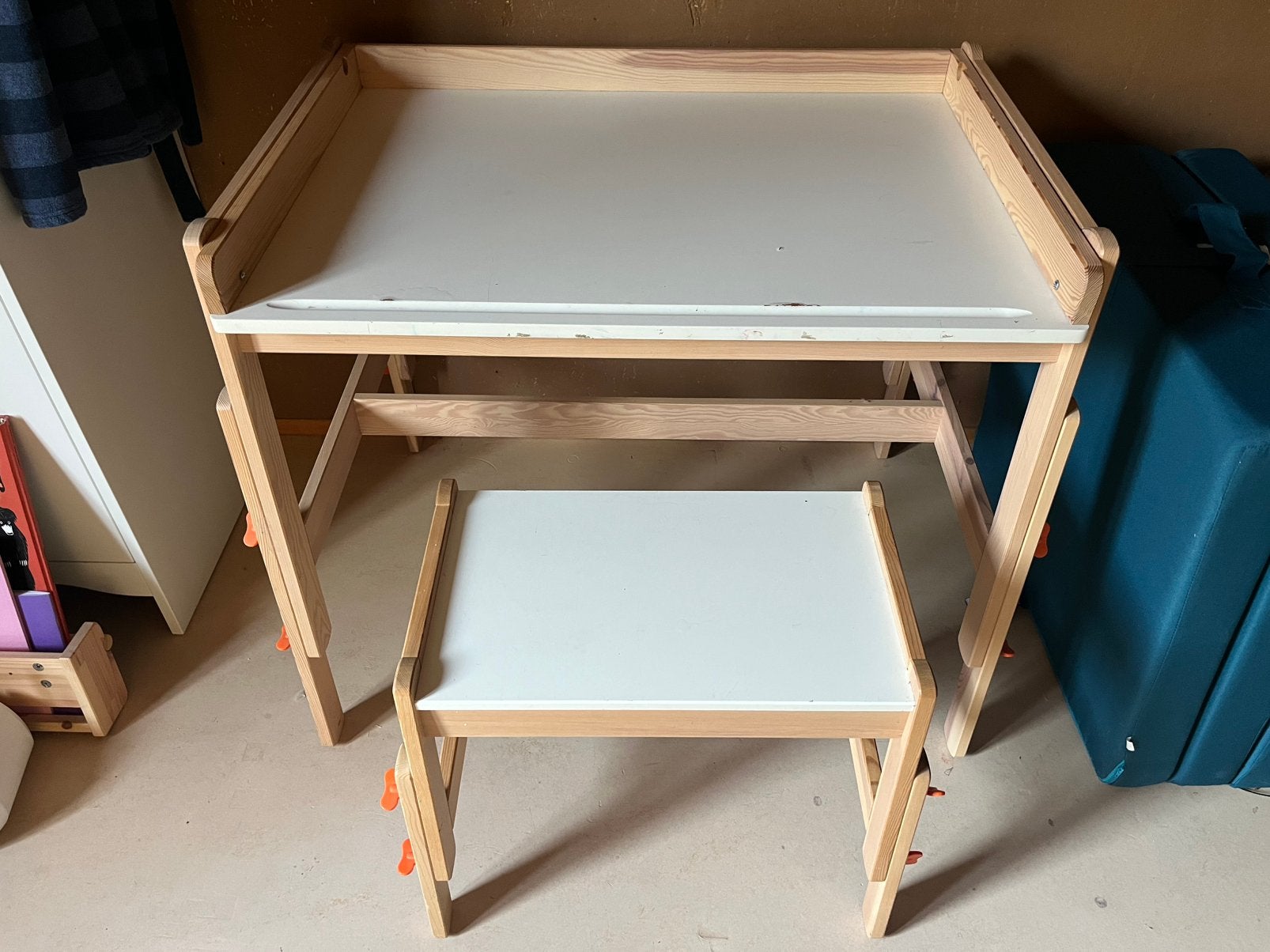 Leuk kinderbureautje met bijpassend krukje, Ophalen, Gebruikt, Tafel(s) en Stoel(en)