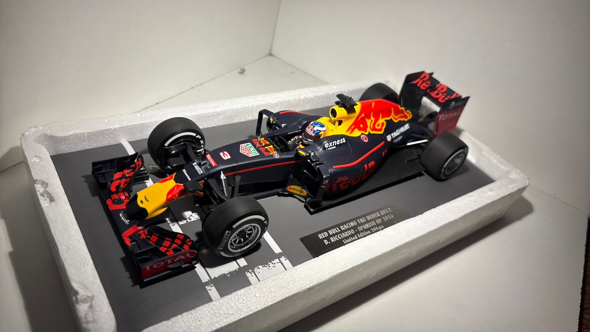 F1 red bull rb12 d.ricciardo spanish 2016 minichamps 1.18, Hobby en Vrije tijd, Modelauto's | 1:18, Ophalen of Verzenden, MiniChamps