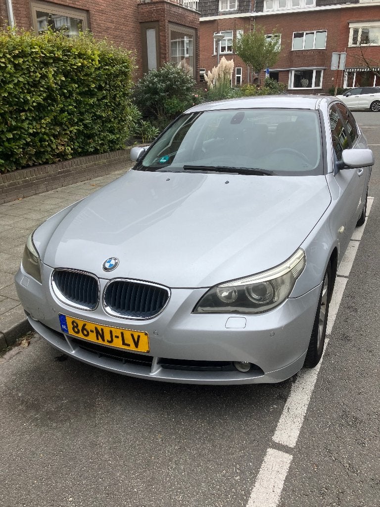 BMW 5-Serie 2.2 I 520 AUT 2003 Grijs, Auto's, Grijs, Particulier, Dealer onderhouden, 170 pk