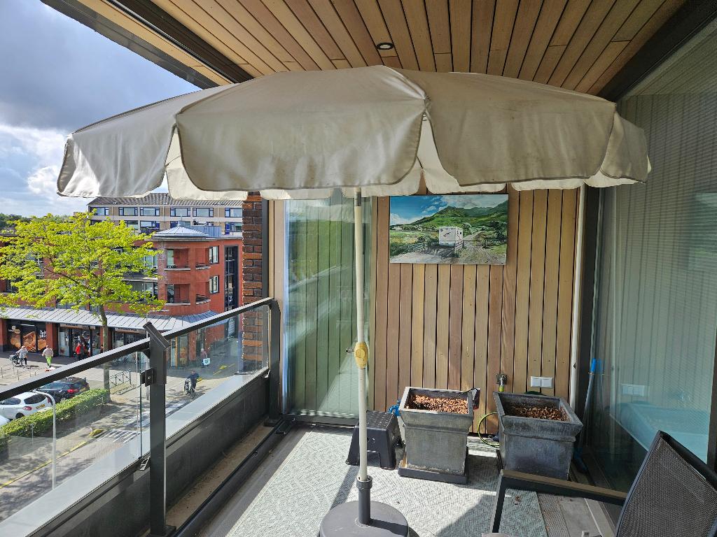 Lichte parasol, 2.40 m doorsnede, Ophalen, Gebruikt, Kantelbaar, 2 tot 3 meter