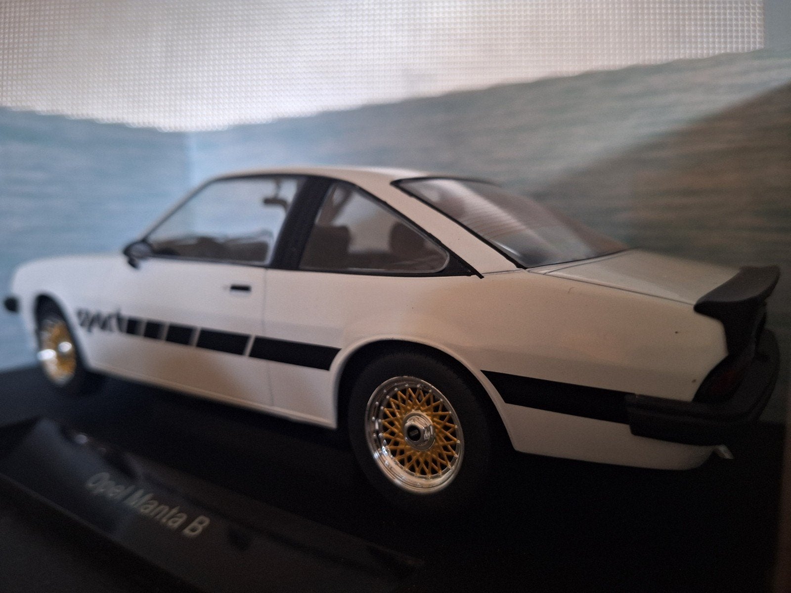 Opel Manta B Sport 1980 Schaal 1:18, Hobby en Vrije tijd, Modelauto's | 1:18, Overige merken, MCG, Nieuw, Ophalen of Verzenden