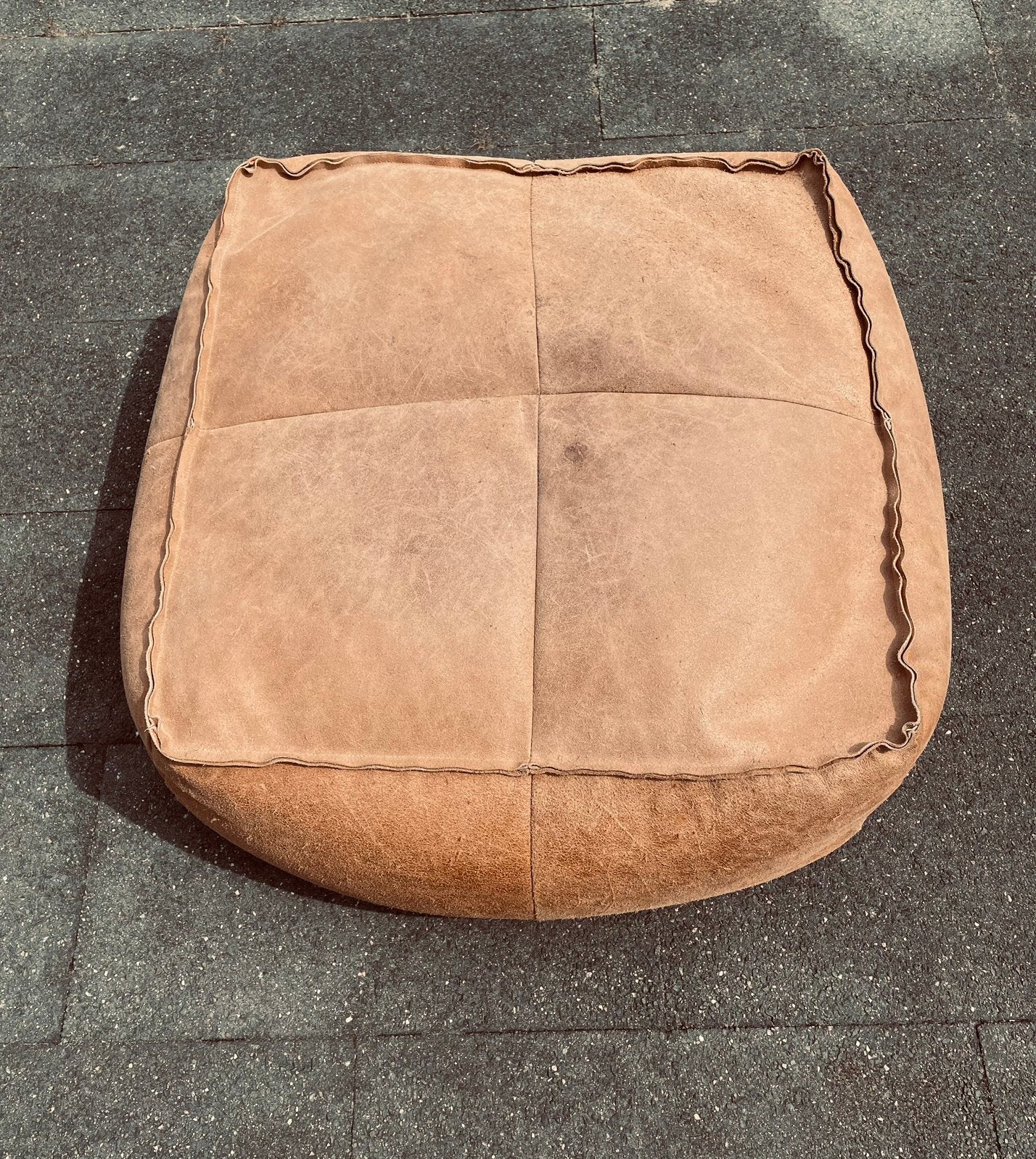 Leren poef in cognac kleur - 70x70x30 cm, Huis en Inrichting, Banken | Voetenbanken en Poefen, Leer, Ophalen of Verzenden, Zo goed als nieuw