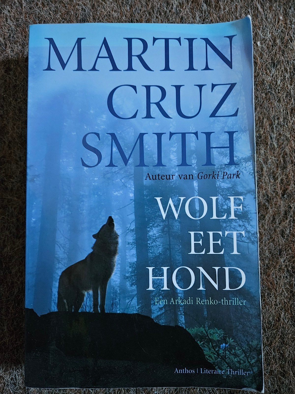 Wolf eet hond - Martin Cruz Smith, Boeken, Ophalen of Verzenden, Gelezen