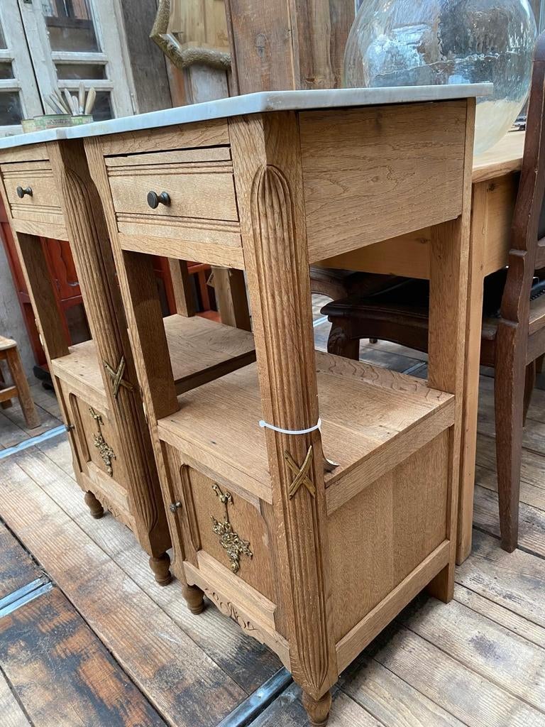 Twee Frans eiken kastjes nachtkastjes met ornament, Huis en Inrichting, Slaapkamer | Nachtkastjes, Ophalen, Gebruikt, Minder dan 45 cm