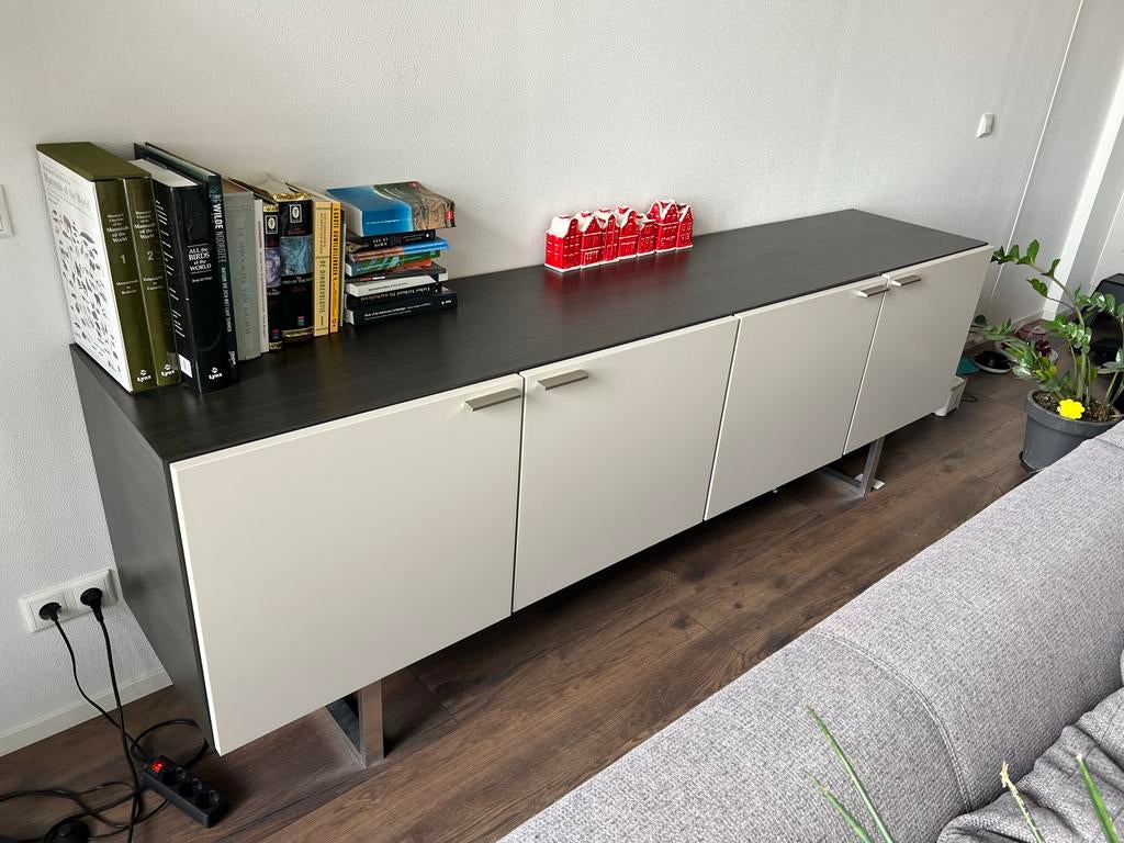 Modern dressoir bruin/grijs met rvs poten - 240 cm, Ophalen, Zo goed als nieuw, 200 cm of meer, 25 tot 50 cm
