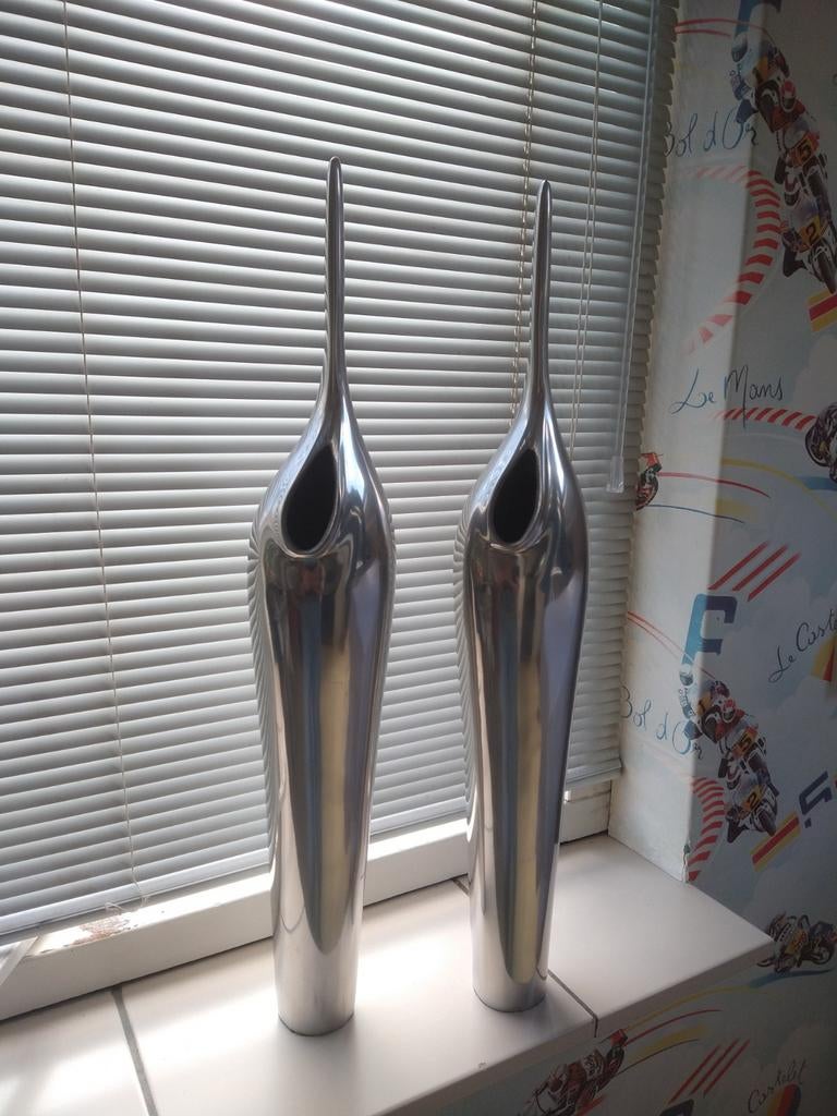 2 metalen siervazen, 58 cm. hoog, Huis en Inrichting, Woonaccessoires | Vazen, Ophalen, Overige kleuren, Overige materialen, 50 tot 75 cm