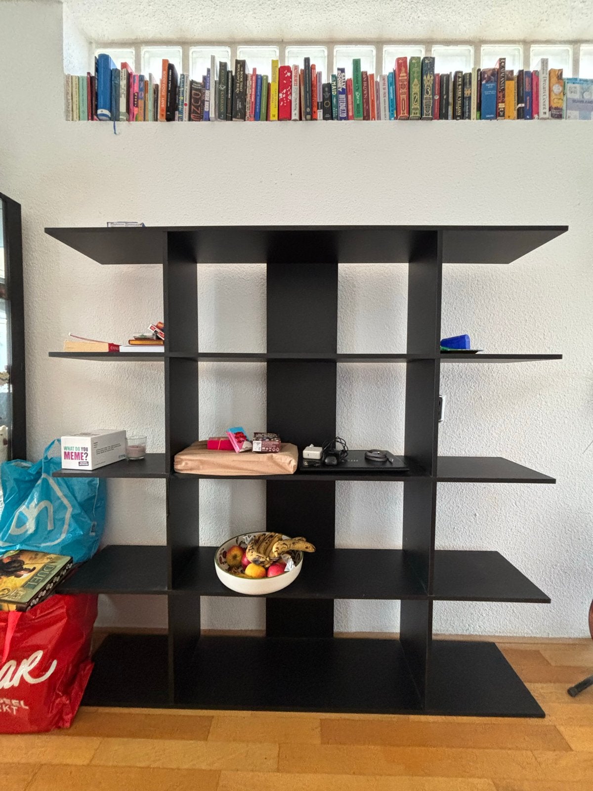 Foto 3 van Zwart open vakkenkast / boekenkast