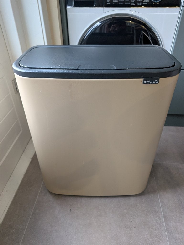 Brabantia Touch Bin 60L – Beige / Almond with Black Lid, 50 – 75, Gebruikt, 40 liter of meer, Ophalen of Verzenden