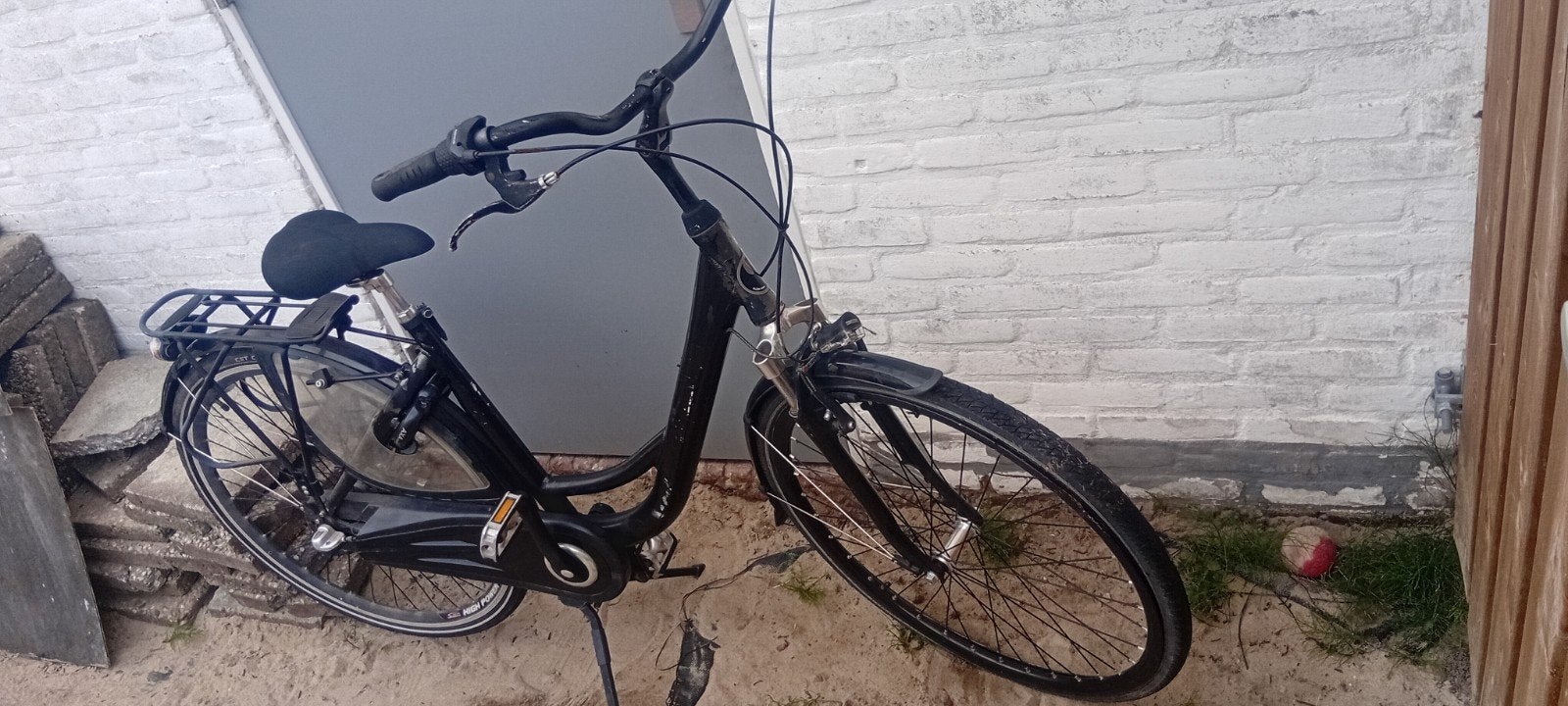 Foto 4 van Zwarte damesfiets met defecte binnenband