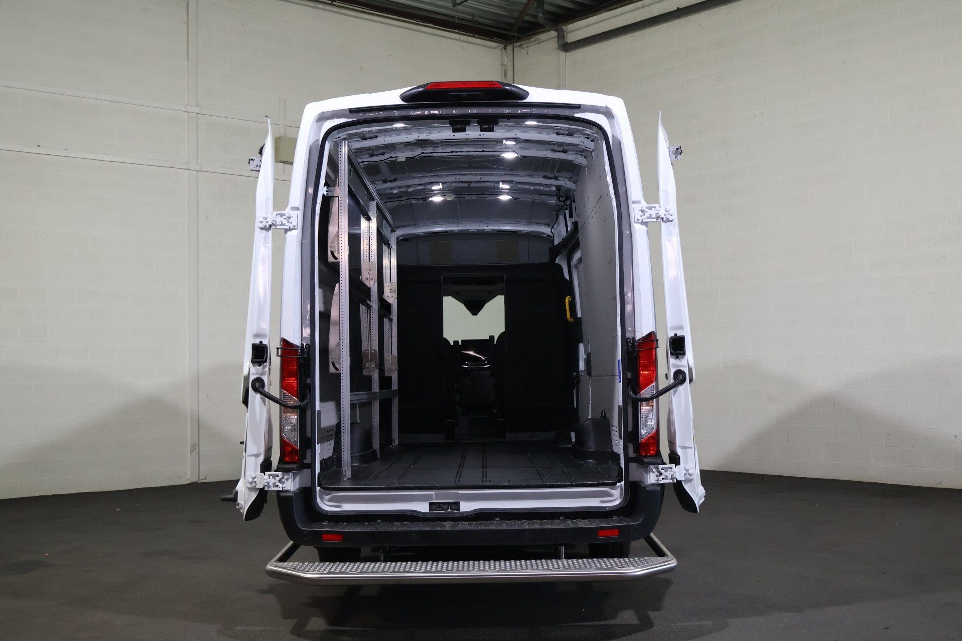 Ford E-Transit 350 L4 H3 Trend 68 kWh Post NL Inrichting, Auto's, Bestelauto's, Automaat, Gebruikt, 750 kg, Wit