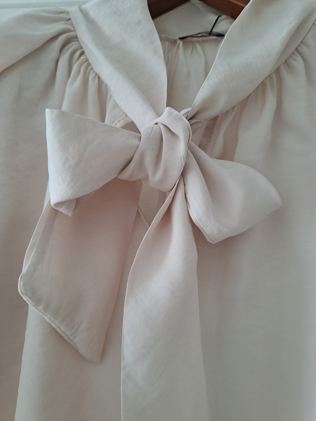 Cremekleurige nieuwe s/m strikblouse.afmetingen bijgevoegd, Ophalen of Verzenden, Nieuw