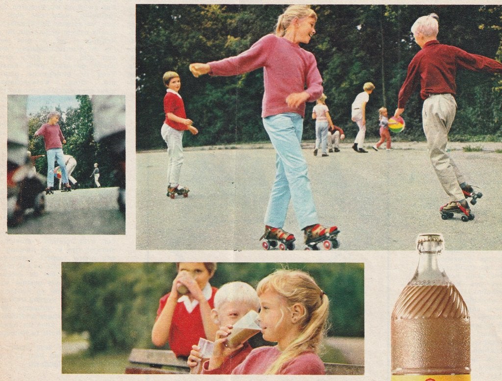 Retro reclame 1966 Nutricia Chocomel jongetjes rolschaatsen, Verzenden, Overige typen