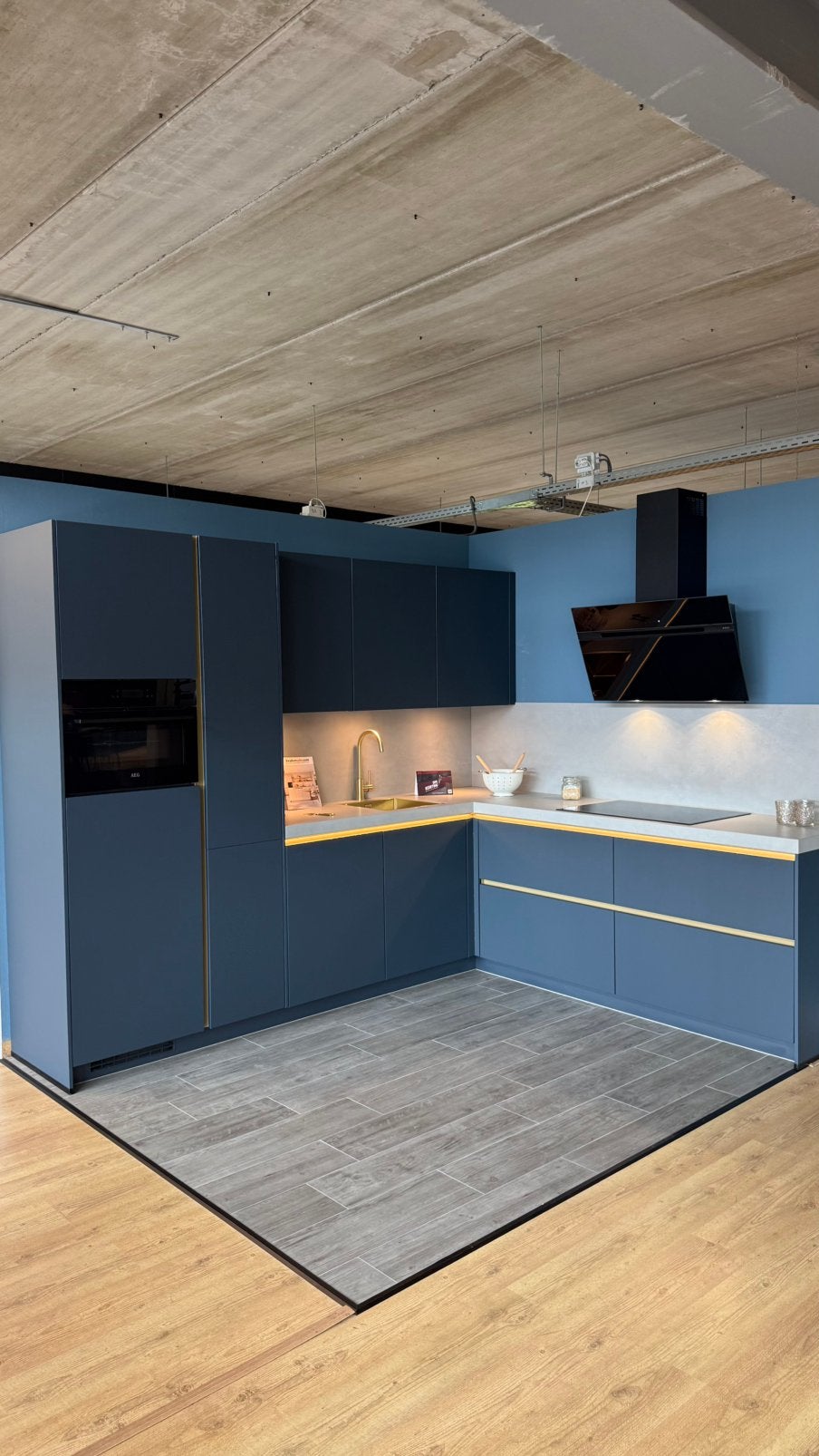 Showroom keuken, Ophalen, Blauw, Hoekkeuken, Graniet of Steen
