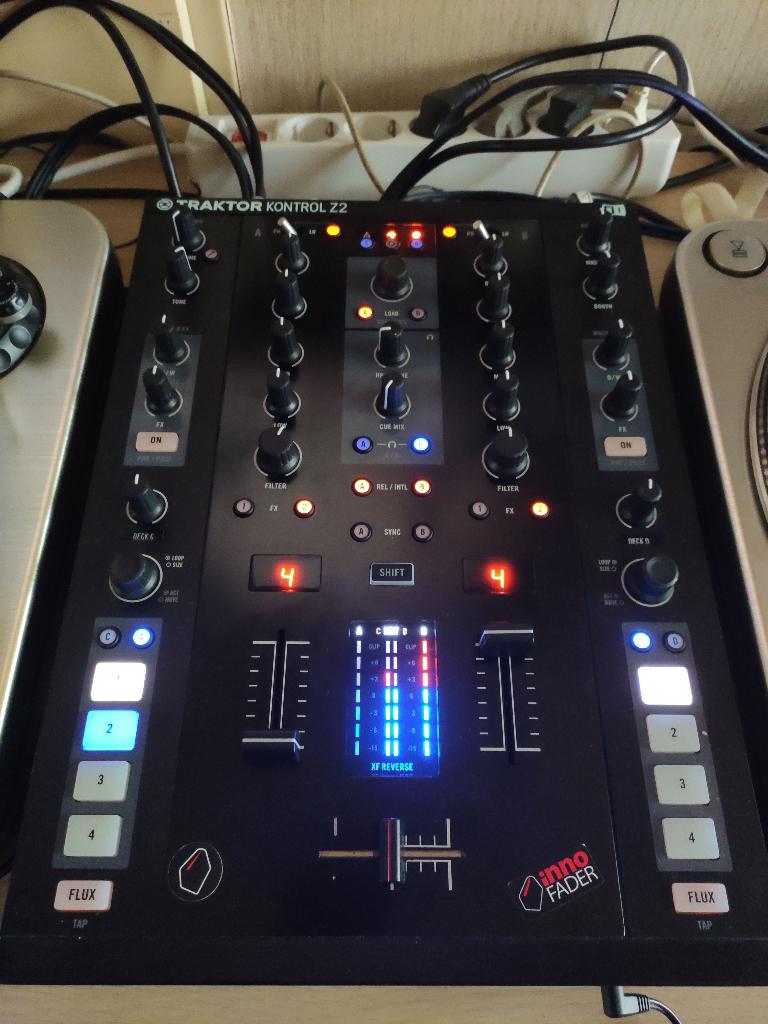 Traktor Z2, Innofader Pnp2, Traktor and Serato Pro4, Verzenden, Zo goed als nieuw, 5 tot 10 kanalen, Microfooningang