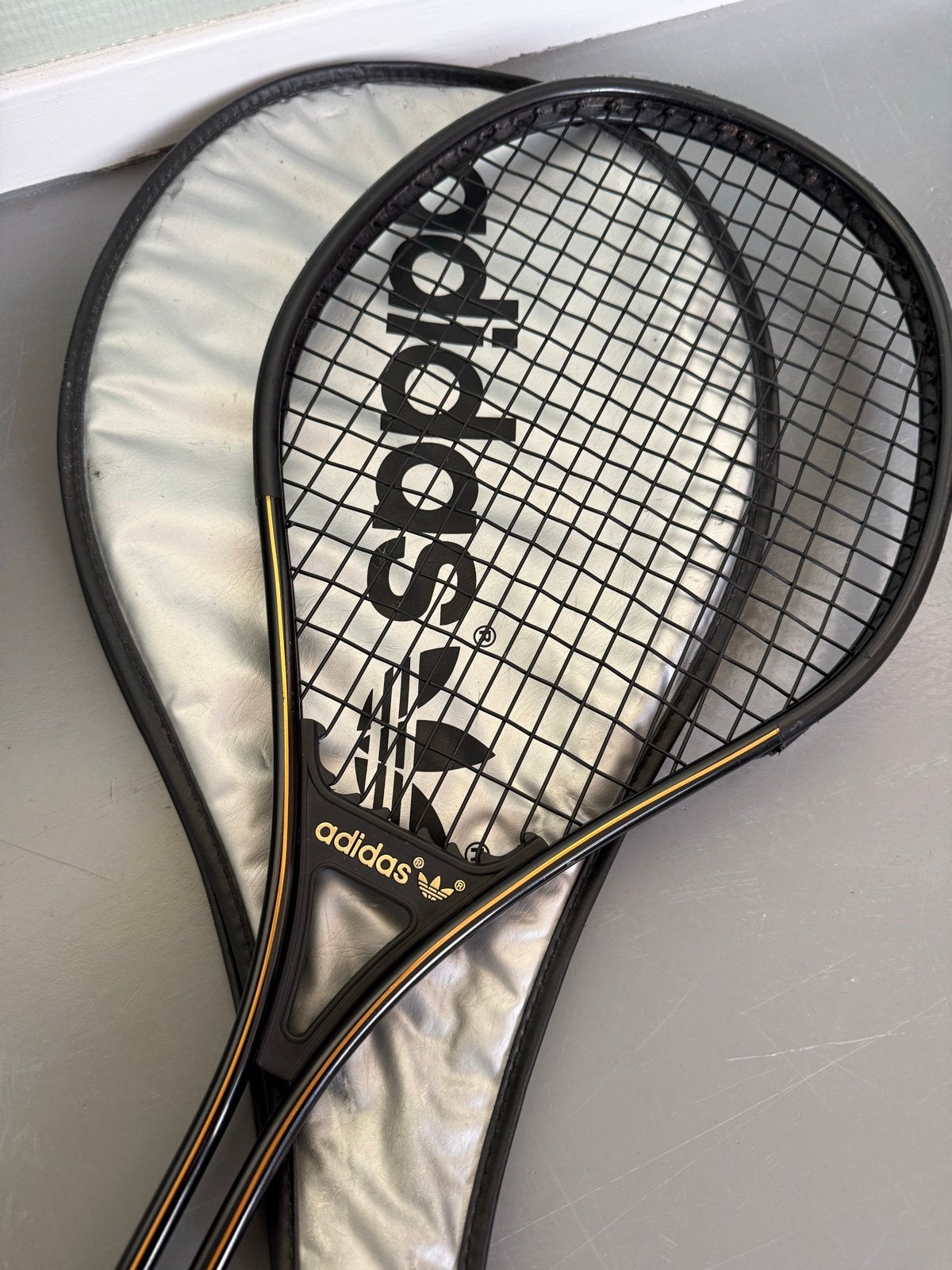 Vintage Adidas Tennisracket met Hoes, Sport en Fitness, Tennis, Gebruikt, Racket, L3, Ophalen