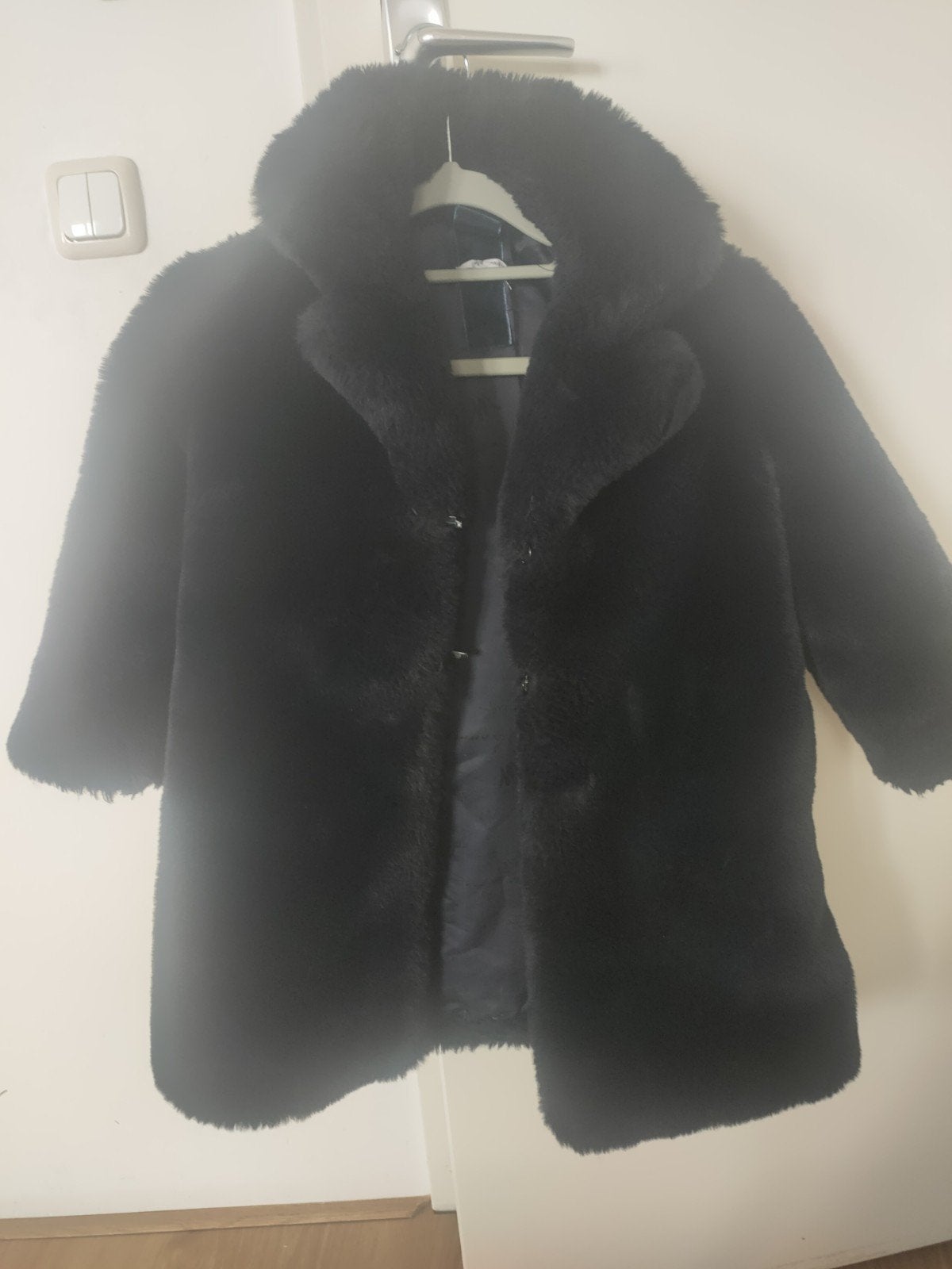Monnalisa Zwarte Faux Fur Jas - Maat 104/110, Kinderen en Baby's, Ophalen of Verzenden, Zo goed als nieuw, Meisje