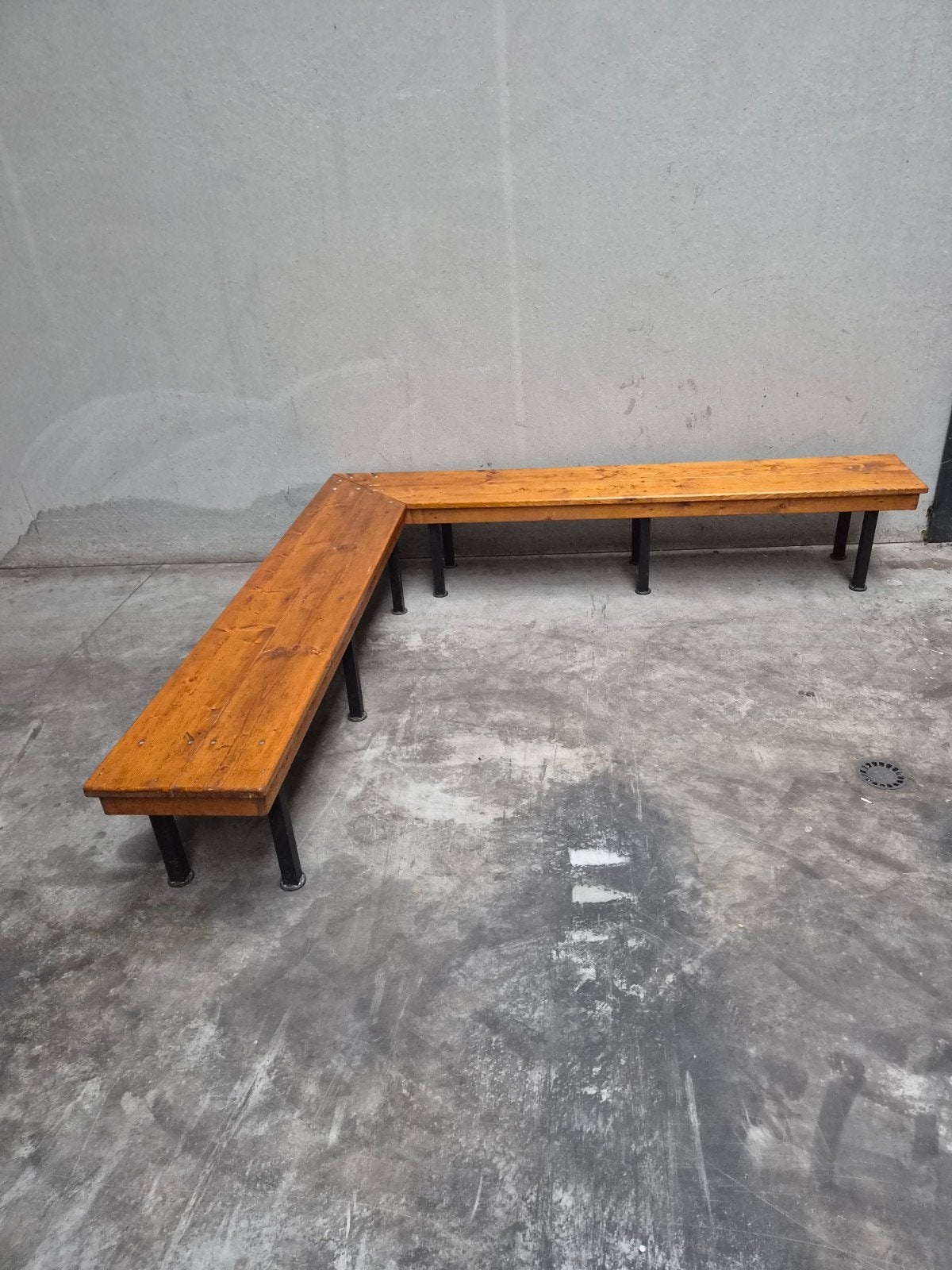 Vintage gymbank / kroegbank / hoekbank hout metalen poten, Ophalen