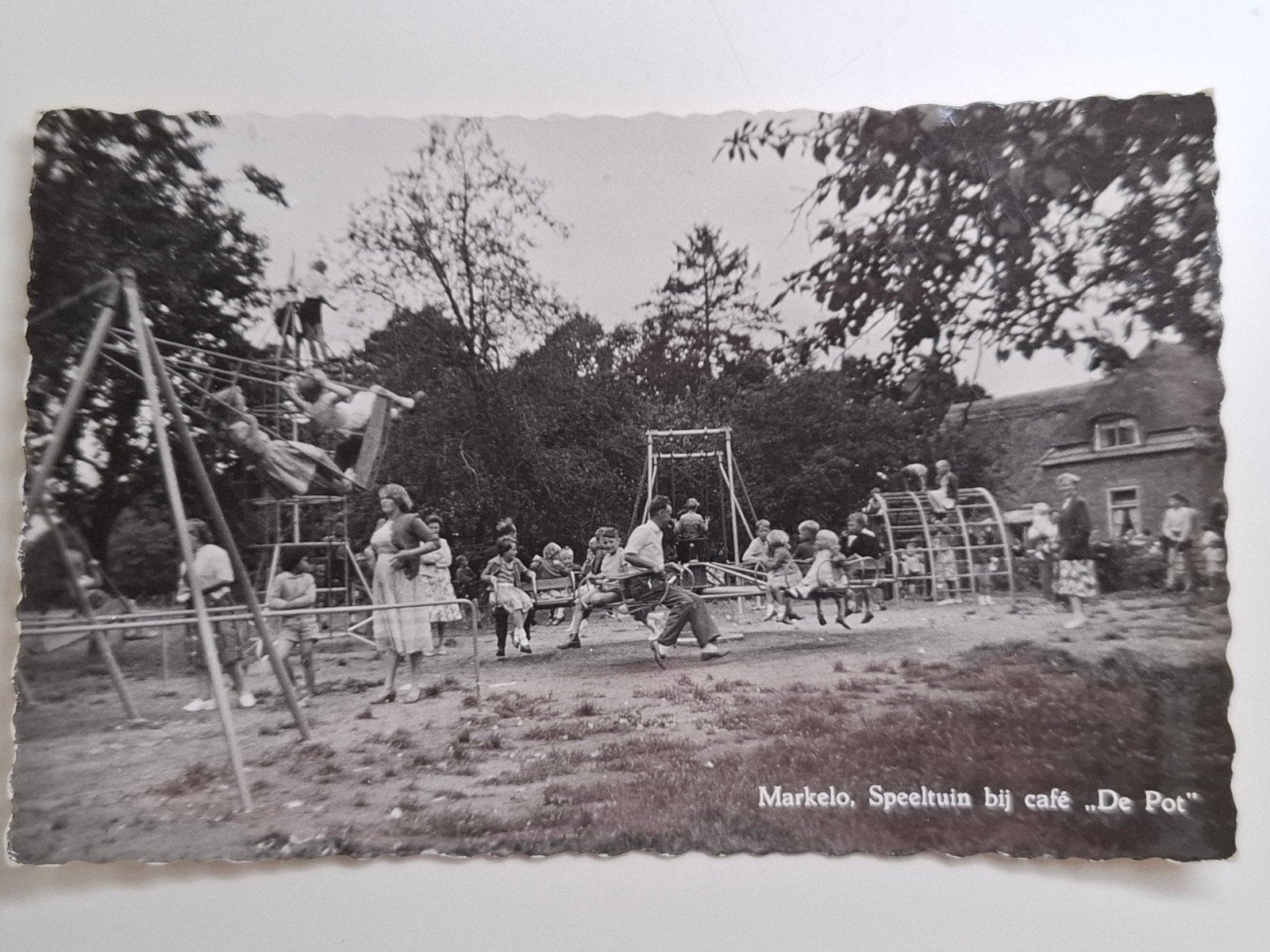 Markelo. Speeltuin bij café de "Pot". Jaren 60. Echte foto, Verzamelen, Ansichtkaarten | Nederland, Ophalen of Verzenden, 1960 tot 1980