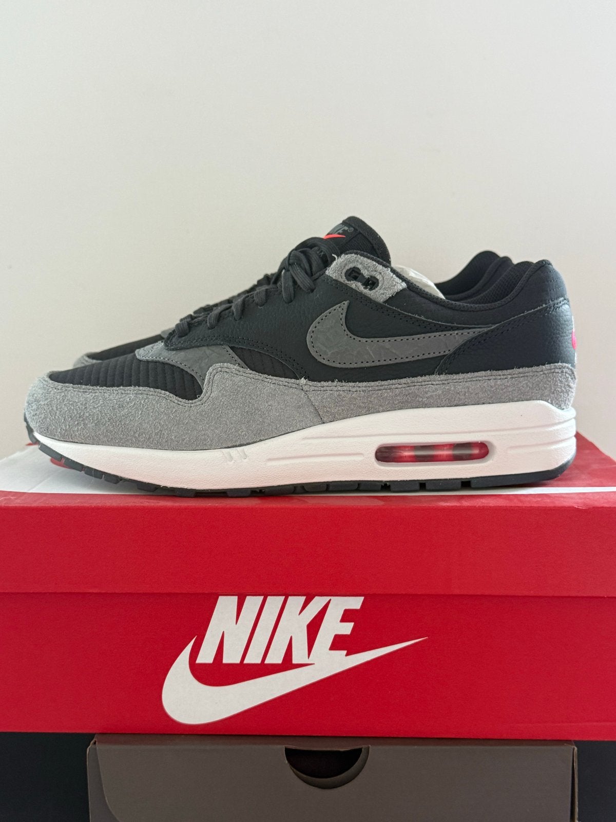 Nike Air Max 1 Dark Smoke Grey Flash Crimson maat 44, Ophalen of Verzenden, Zo goed als nieuw, Zwart, Sneakers of Gympen