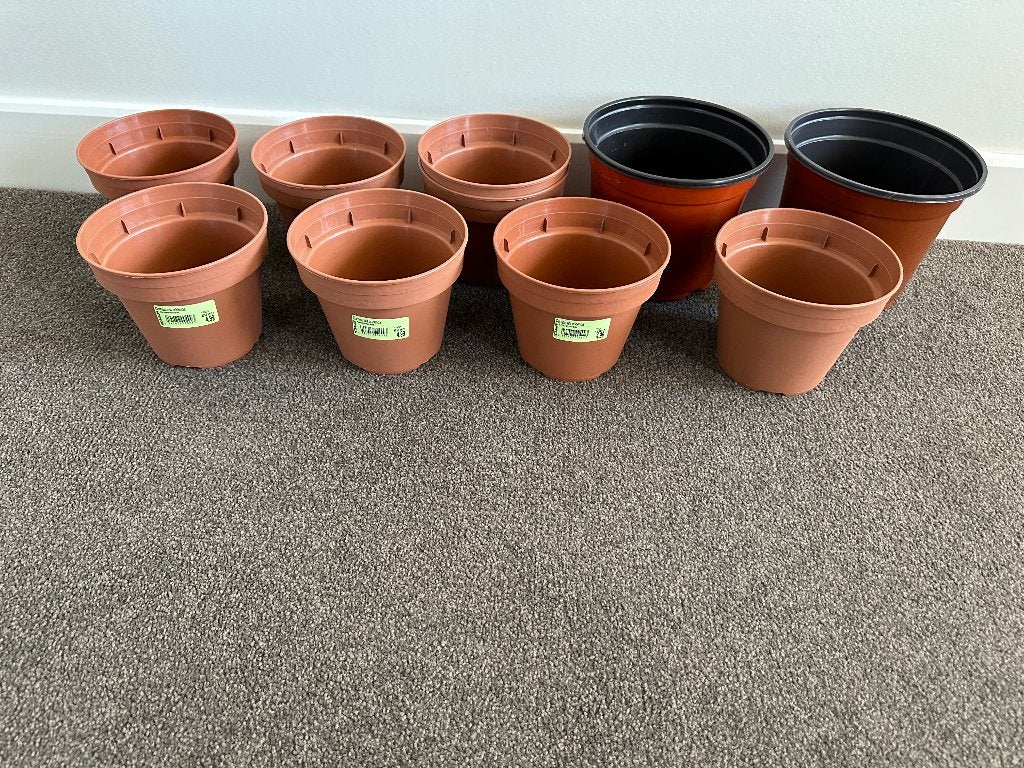 Foto 6 van NEGEN GLOEDNIEUWE Bloempotten; NIET gebruikt.