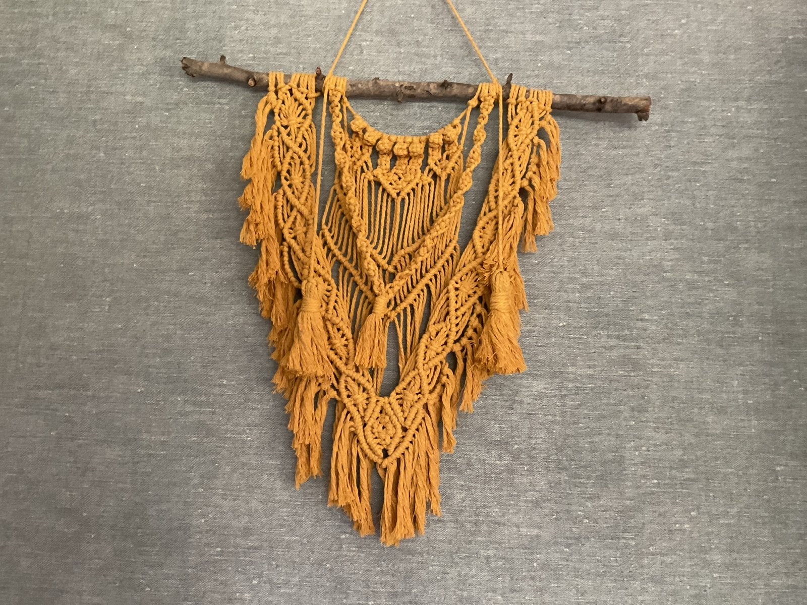 Macramé wandhanger - Okergeel - Handgemaakt, Geel, Textiel, Nieuw, Ophalen of Verzenden