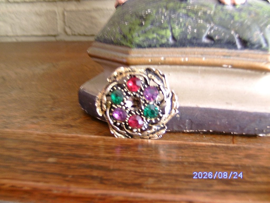 goudkleurige broche met stenen rood, groen en paars vintage, Overige materialen, 4 tot 7 cm, Gebruikt, Ophalen of Verzenden