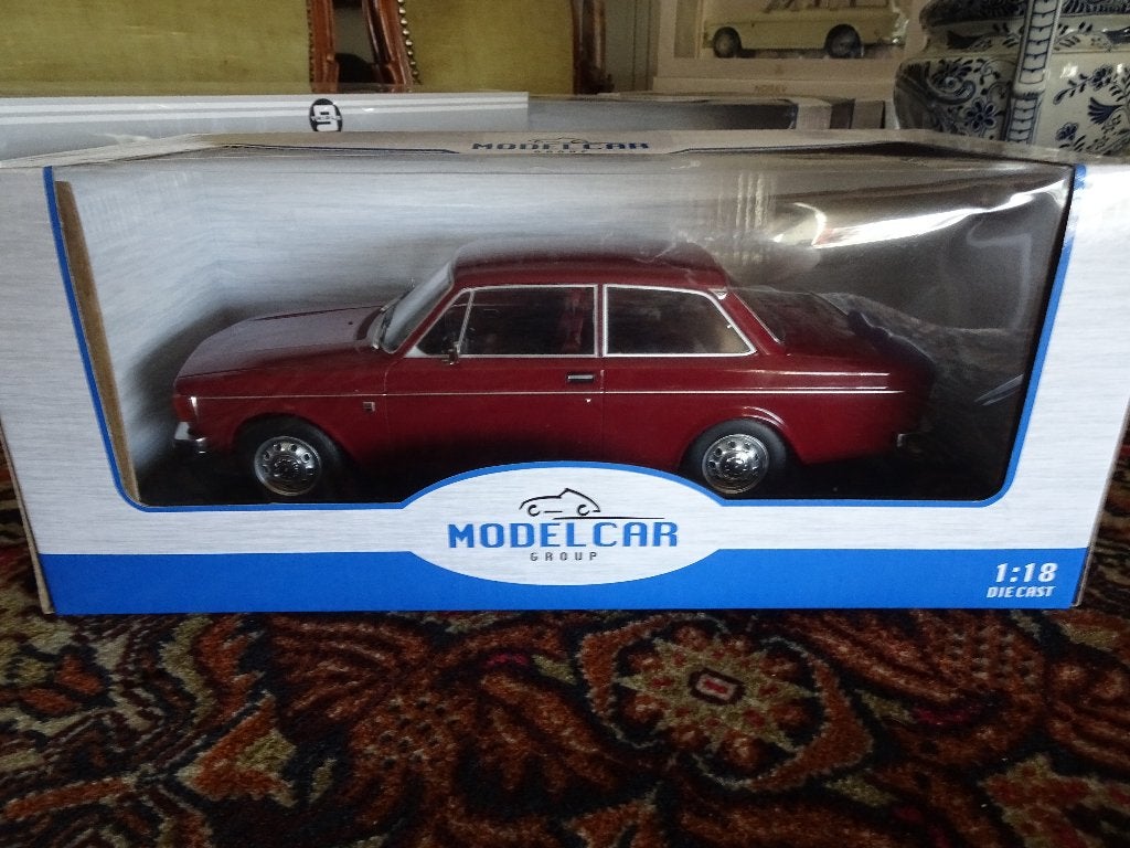 MOOIE RODE  VOLVO 142  1;18 IN DE DOOS  MCG, Ophalen of Verzenden, Zo goed als nieuw, Auto, Overige merken