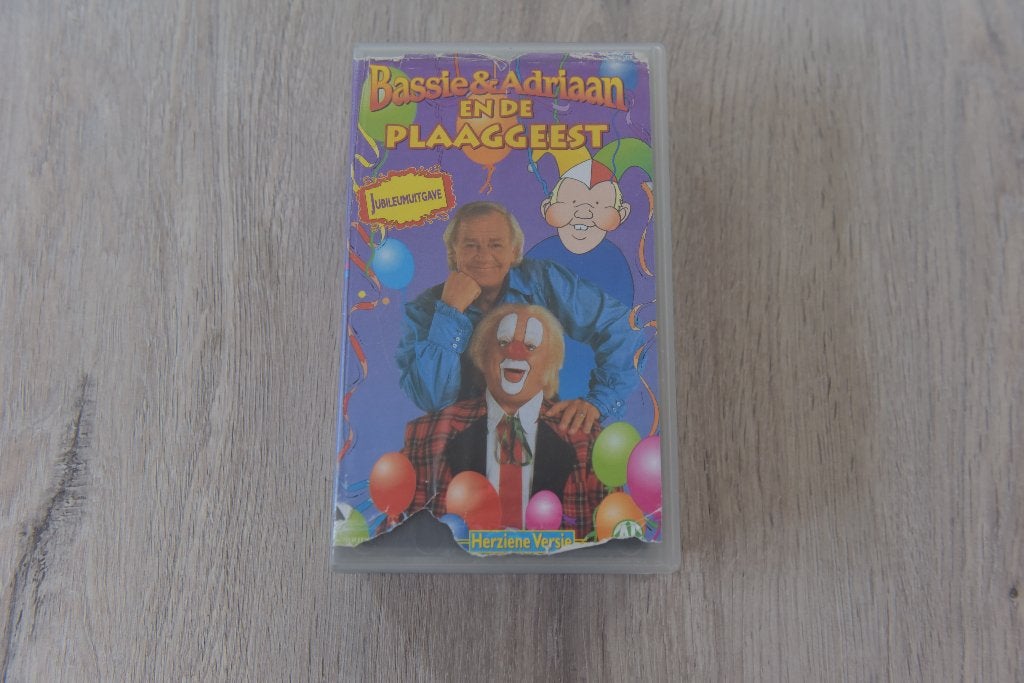 VHS -- BASSIE EN ADRIAAN EN DE PLAAGGEEST ( JUBILEUMUITGAVE, Boxset, Verzenden, Alle leeftijden, Nederlands