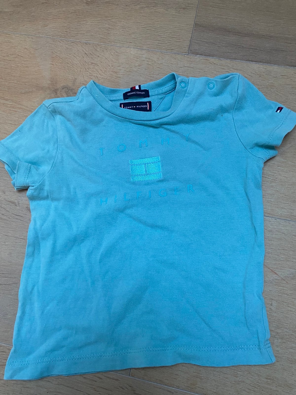 Tommy Hilfiger T-shirt - Maat 86 - Zo goed als nieuw, Kinderen en Baby's, Babykleding | Maat 86, Ophalen of Verzenden, Gebruikt