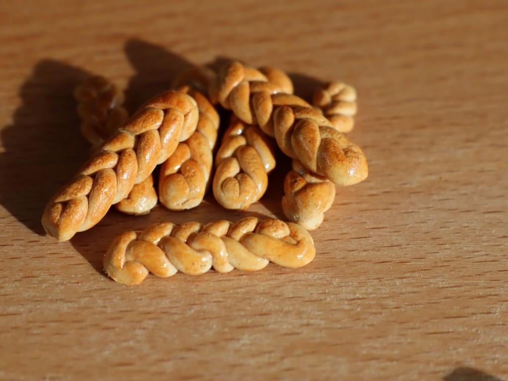Mooie handgemaakte vlechtbroden., Verzamelen, Poppenhuizen en Toebehoren, Ophalen of Verzenden, Nieuw, Gebruiksvoorwerp