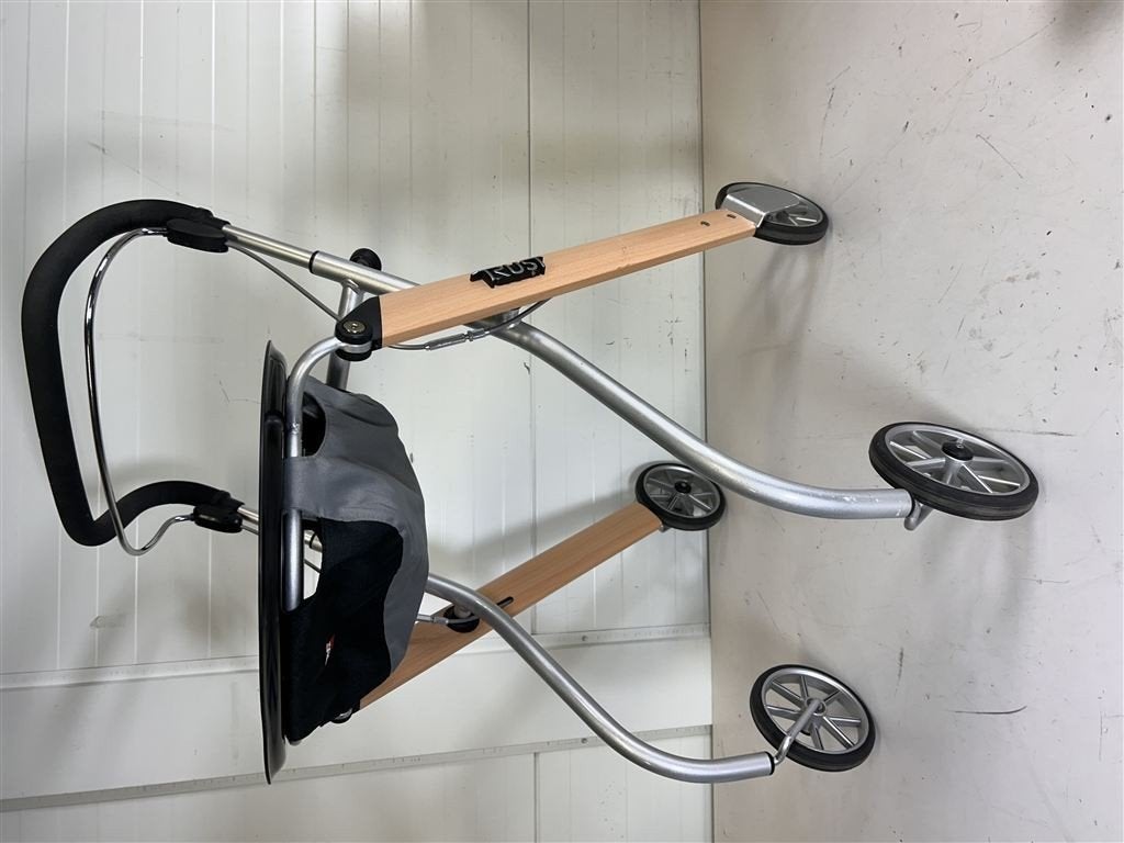 À7517. Trust opvouwbare lichtgewicht rollator