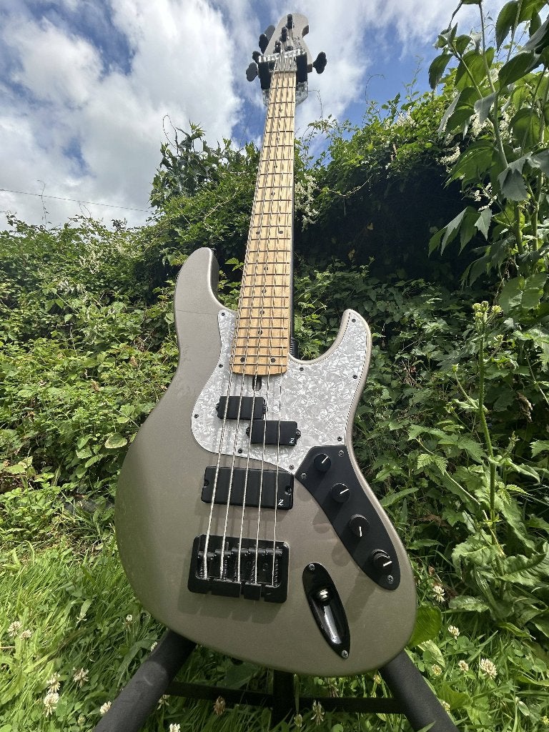Atelier Z Beta 5/32 medium scale 5 string, Muziek en Instrumenten, Snaarinstrumenten | Gitaren | Bas, Ophalen, Gebruikt, Elektrisch