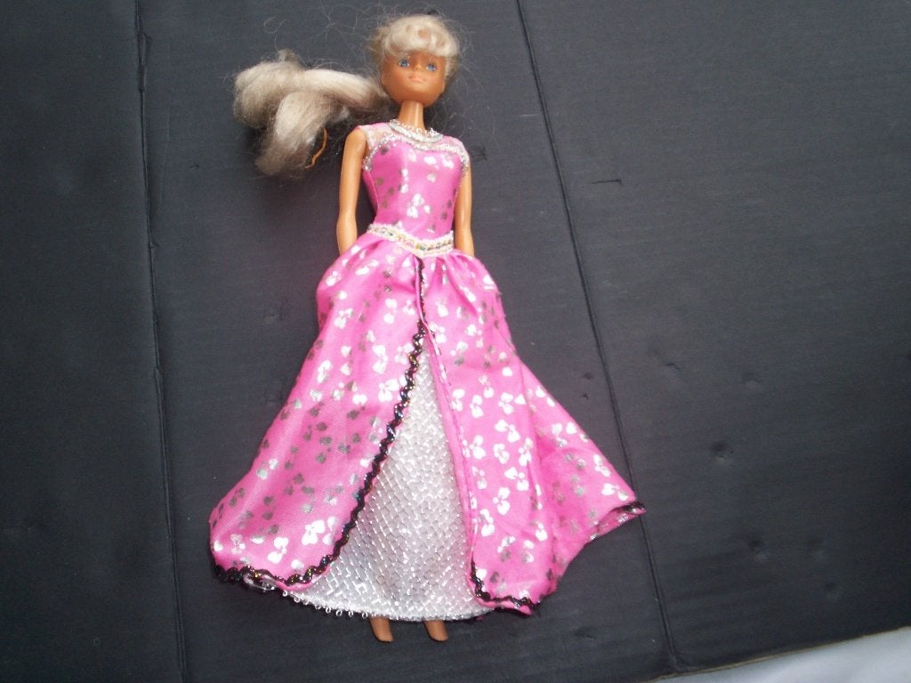 Niet-originele BARBIE-pop Barbie uitgaansjurk -voeten bloot!, Kinderen en Baby's, Ophalen of Verzenden, Gebruikt, Barbie