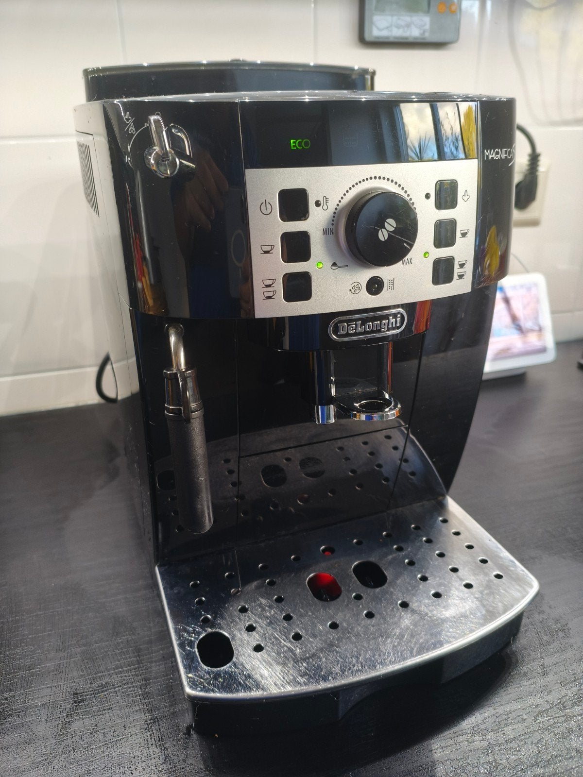 DeLonghi Magnifica S volautomatische espressomachine, Gebruikt, 10 kopjes of meer, Koffiemachine, Afneembaar waterreservoir