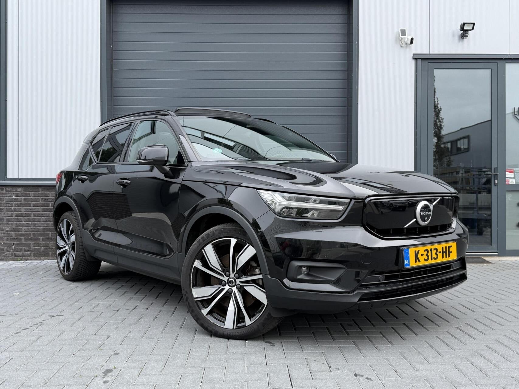 Volvo XC40 Recharge P8 AWD R-Design, Zwart, Origineel Nederlands, 430 km, Vierwielaandrijving