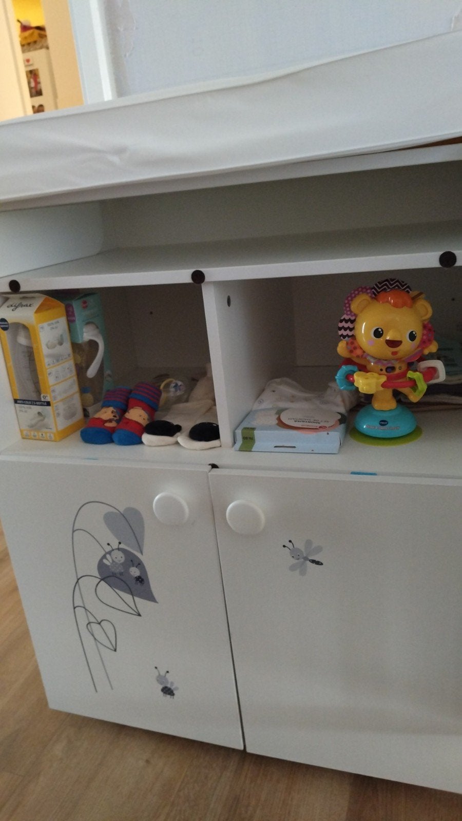 Witte commode met opstaande rand en opbergruimte, Ophalen