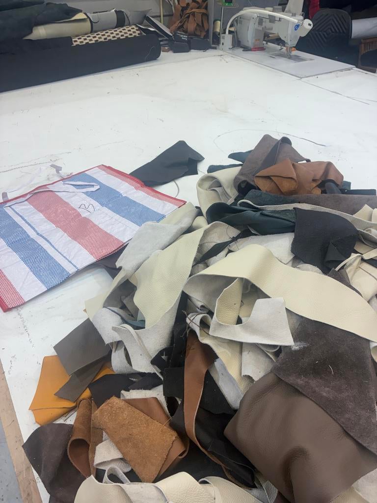 Ruim 14 kg restanten leer - diverse kleuren en maten
