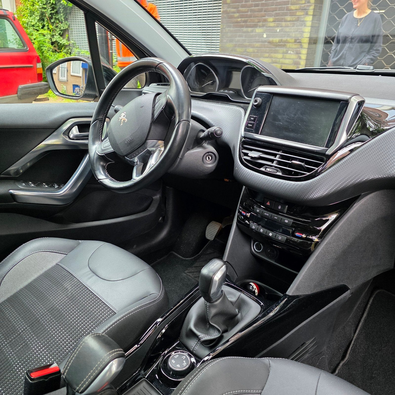 Peugeot 2008 1.2 Allure 110pk | Uniek: 48k km! | Louwman, Auto's, Peugeot, Voorwielaandrijving, 1250 kg, Zwart, Origineel Nederlands