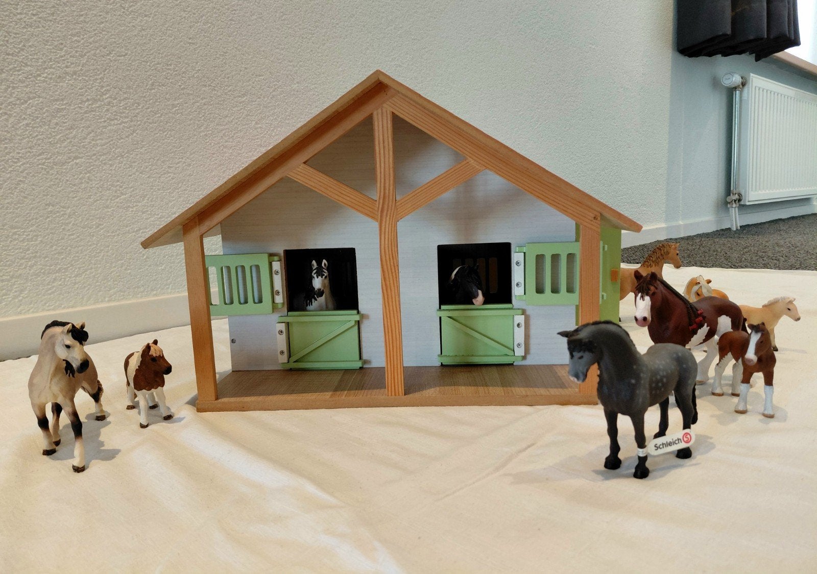 Schleich paarden verzameling met stal en accessoires, Ophalen, Gebruikt